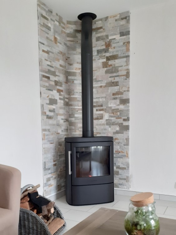 Installation d'un poêle à bois HWAM 4620C par l'entreprise Desobeaux à Largeasse